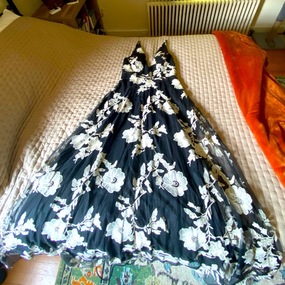 XL Formal Length Black and Gold Flower Gown - Picture 1 of 7